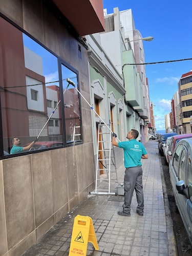 Técnicos en la limpieza de cristales en Las Palmas