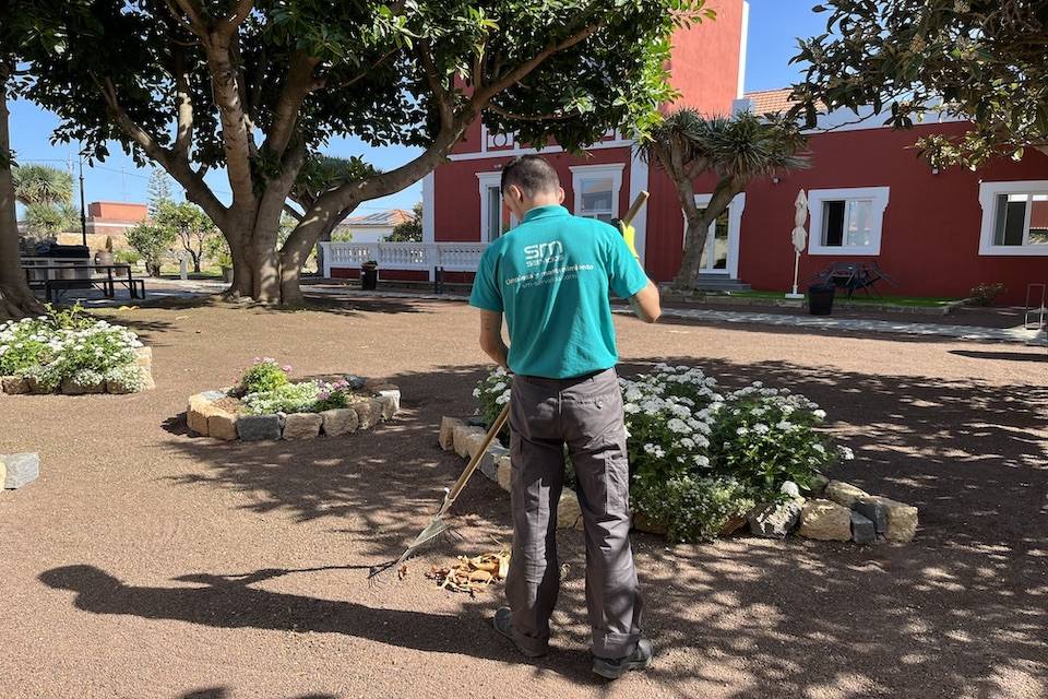Limpieza y mantenimiento en Gran Canaria | SM Servicios Mantenimiento de jardines en Las Palmas | SM Servicios