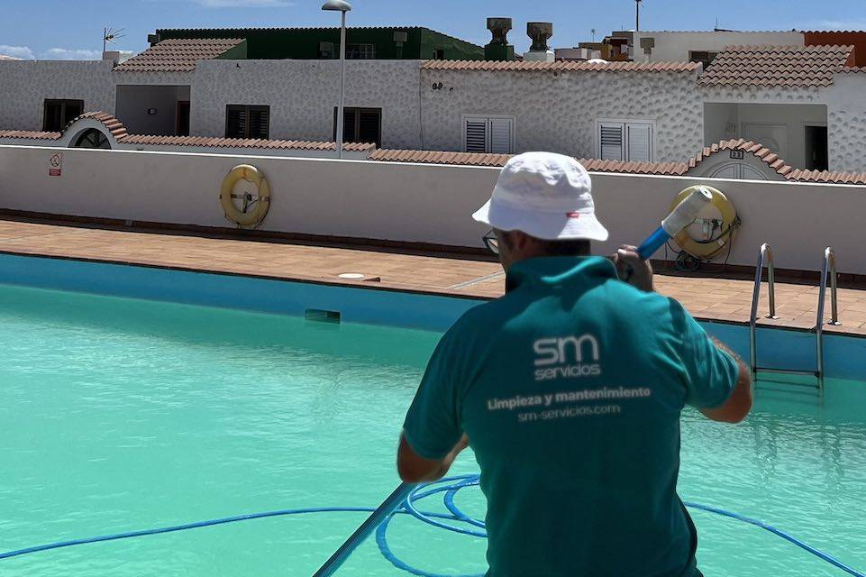 Limpieza y mantenimiento en Gran Canaria | SM Servicios Mantenimiento de piscinas en Las Palmas | SM Servicios