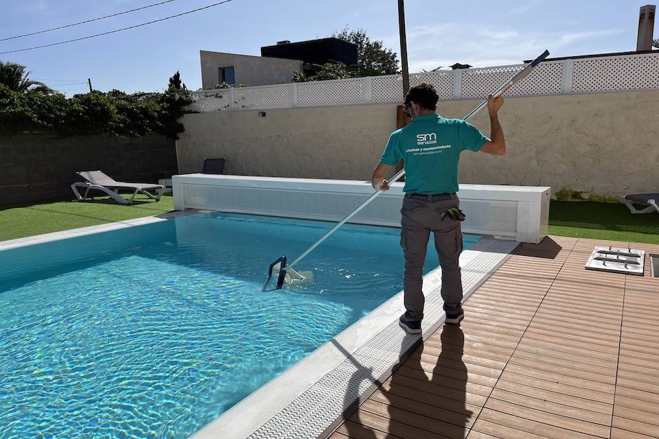 Limpieza y mantenimiento en Gran Canaria | SM Servicios Mantenimiento de piscinas en Las Palmas | SM Servicios