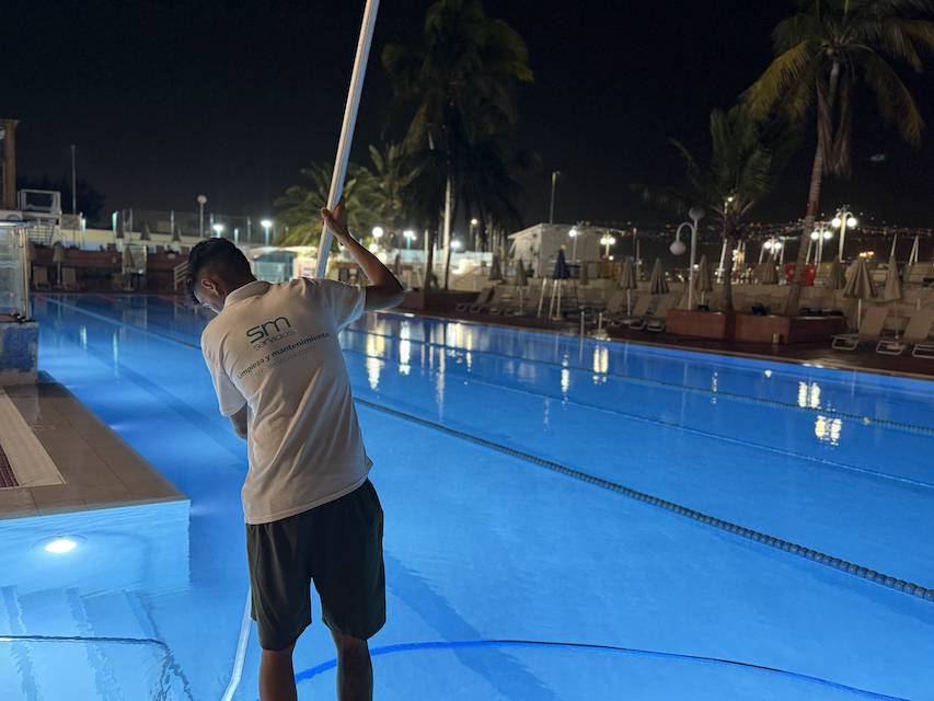 Limpieza y mantenimiento en Las Palmas | SM Servicios Mantenimiento de piscinas en Gran Canaria | SM Servicios