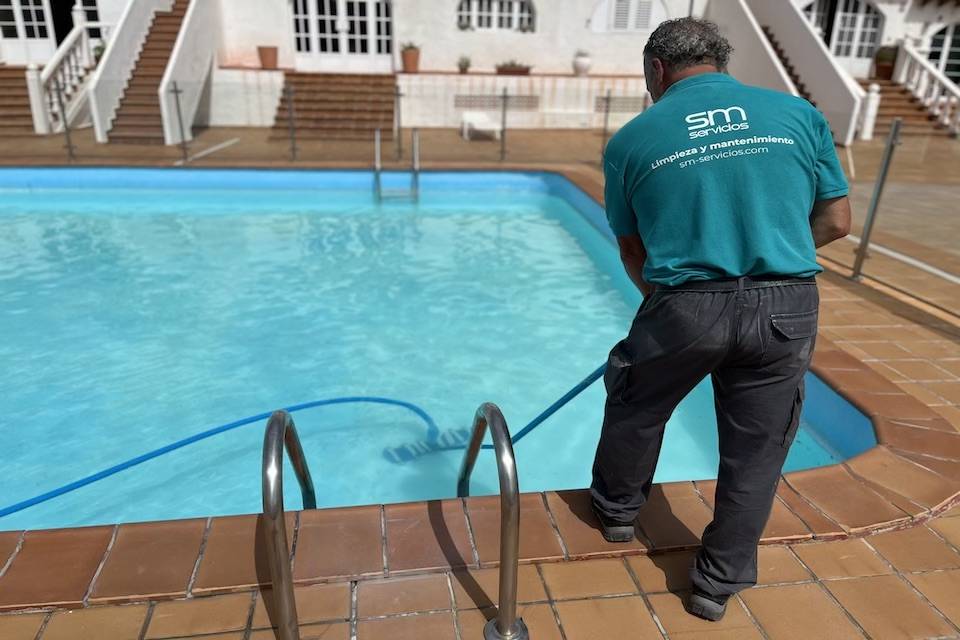Limpieza y mantenimiento en Gran Canaria | SM Servicios Limpieza de piscinas en Las Palmas