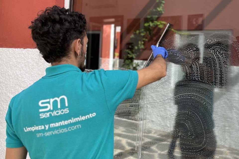 Limpieza y mantenimiento en Gran Canaria | SM Servicios Realizamos limpieza de cristales en Las Palmas | SM Servicios